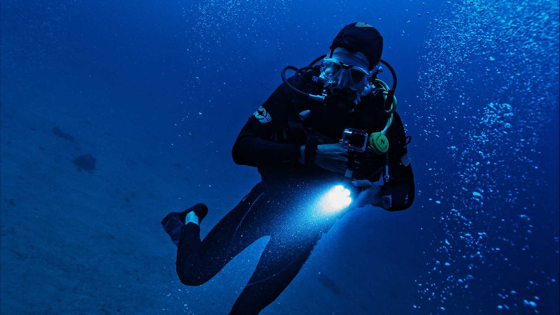 Using underwater video lights